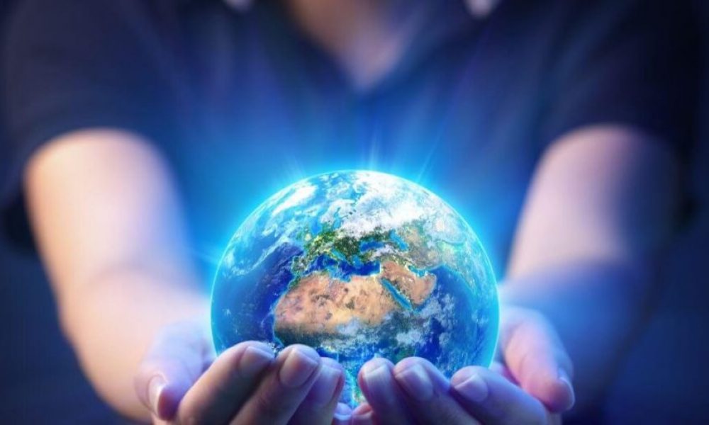 sustentabilidade-maos-segurando-planeta-1024x512